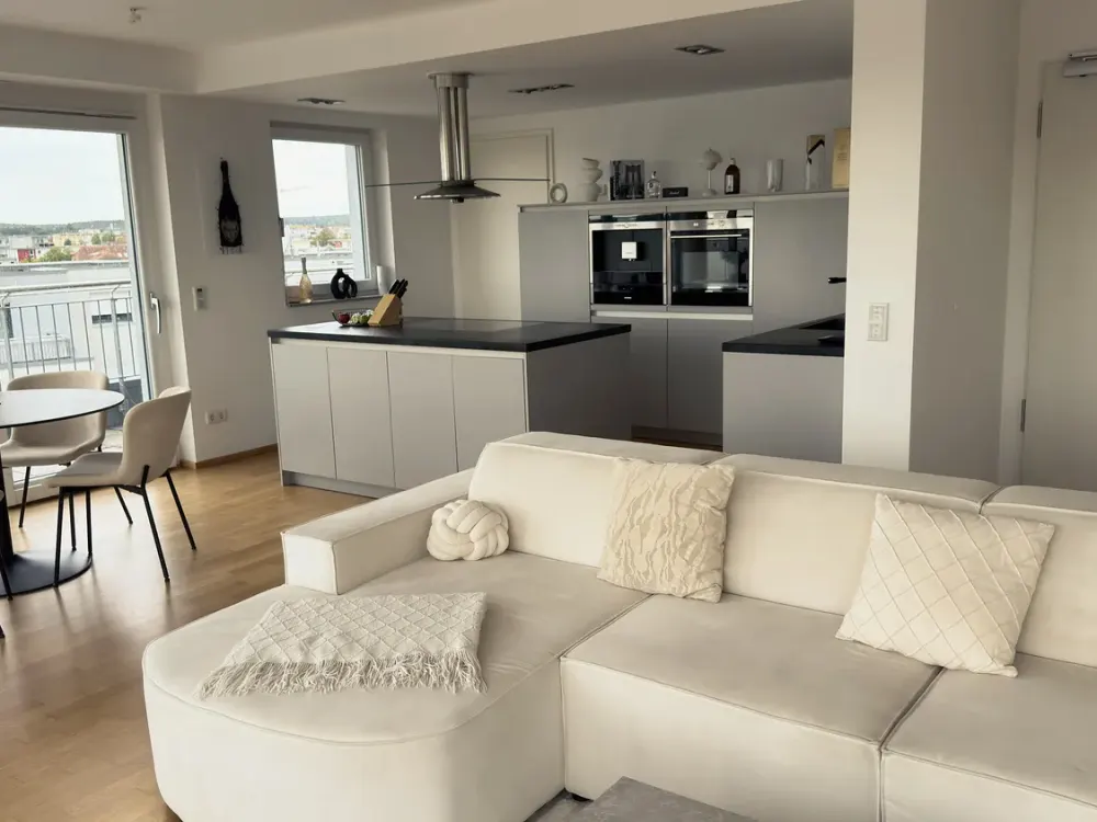 Lichtdurchflutetes 3-Zimmer-Penthouse mit umlaufender Terrasse, Weitblick und 2 TG-Stellplätzen