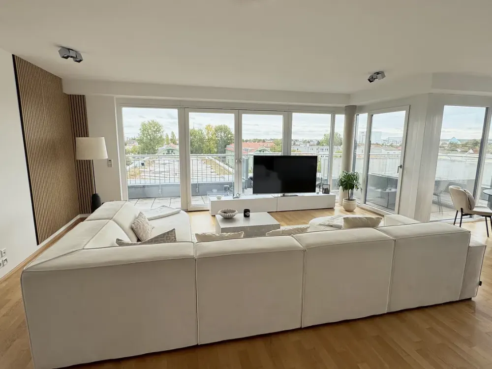 Lichtdurchflutetes 3-Zimmer-Penthouse mit umlaufender Terrasse, Weitblick und 2 TG-Stellplätzen