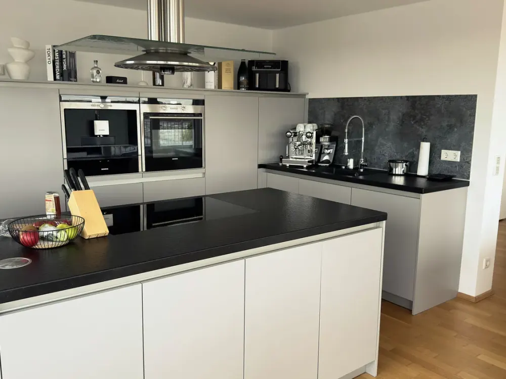 Lichtdurchflutetes 3-Zimmer-Penthouse mit umlaufender Terrasse, Weitblick und 2 TG-Stellplätzen