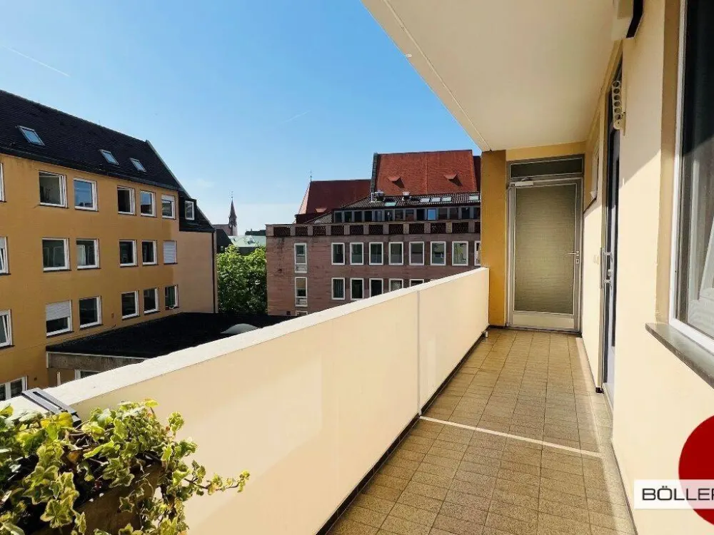 In the Heart of Life! Beautiful 3-Room Couple's Apartment in the Old Town.