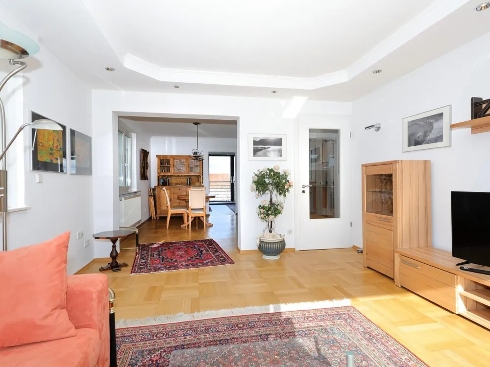 Exklusive, vollmöblierte 4,5 Zi. Whg. mit Südbalkon + Wintergarten (1-2 Personen)
