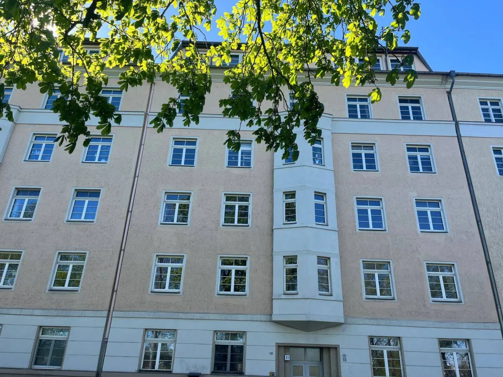 Helle, sanierte Dachgeschosswohnung in Elbnähe mit Balkon
