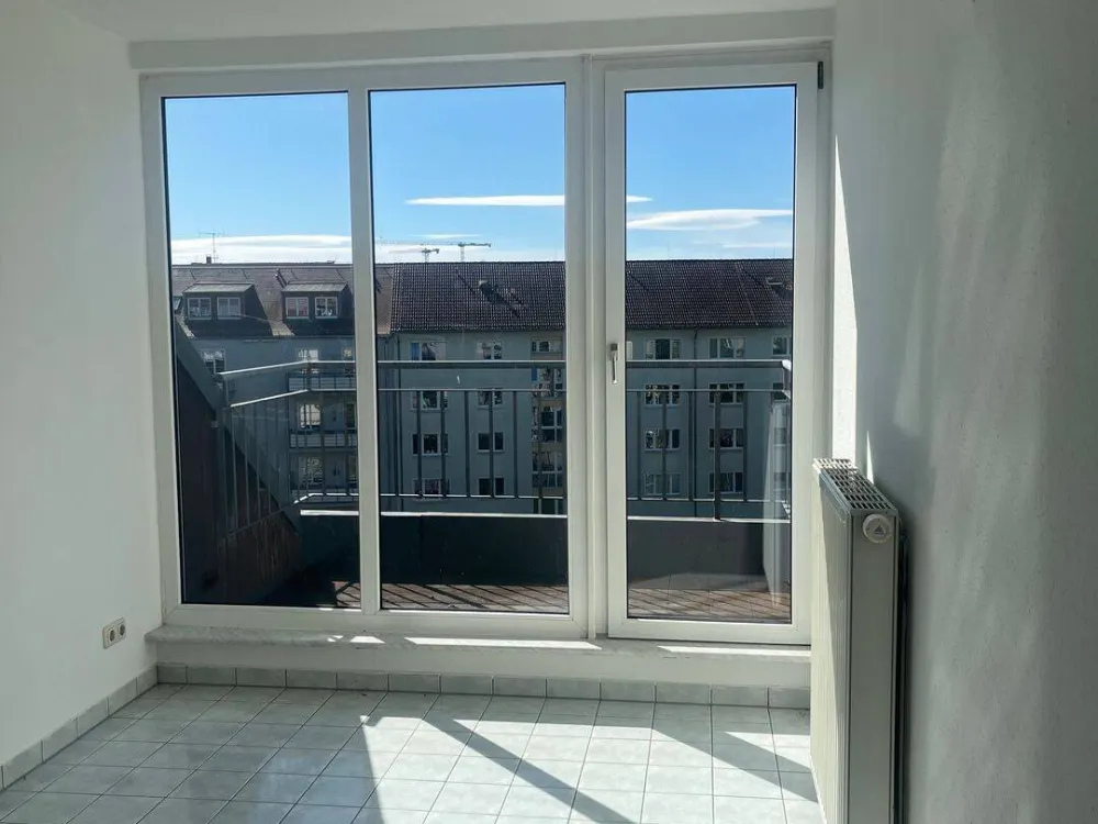Helle, sanierte Dachgeschosswohnung in Elbnähe mit Balkon