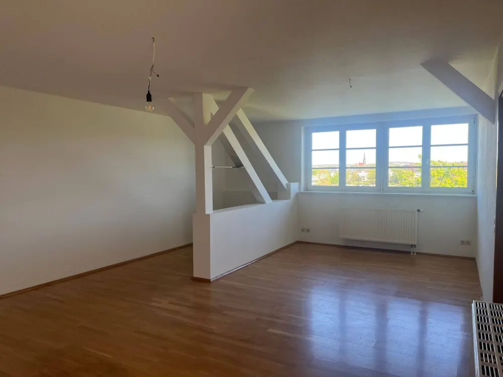 Helle, sanierte Dachgeschosswohnung in Elbnähe mit Balkon