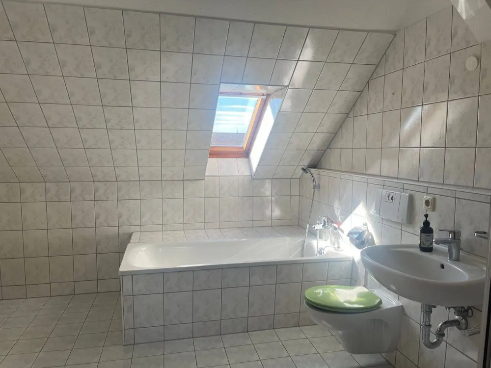 Helle, sanierte Dachgeschosswohnung in Elbnähe mit Balkon
