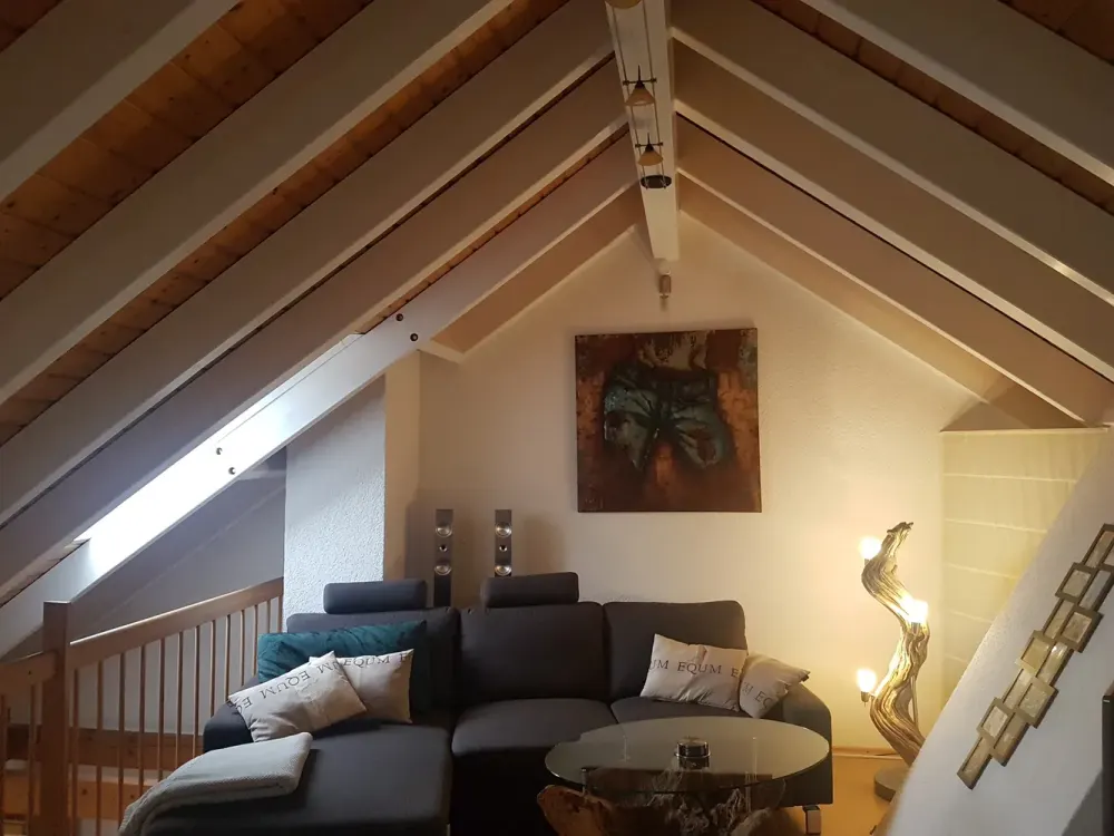 Traumhaft schöne 2-Zimmer-Maisonette-Wohnung mit Balkon und Einbauküche in Dreieichenhain