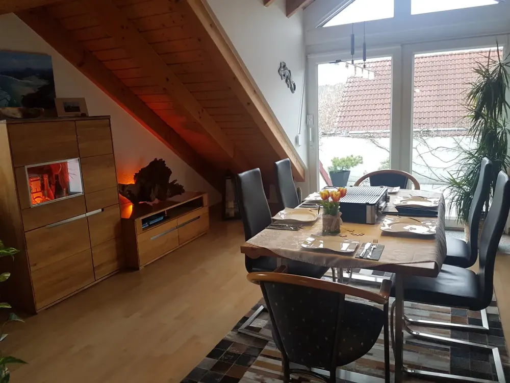 Traumhaft schöne 2-Zimmer-Maisonette-Wohnung mit Balkon und Einbauküche in Dreieichenhain