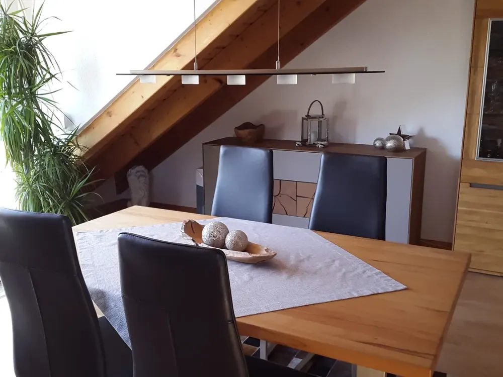 Traumhaft schöne 2-Zimmer-Maisonette-Wohnung mit Balkon und Einbauküche in Dreieichenhain
