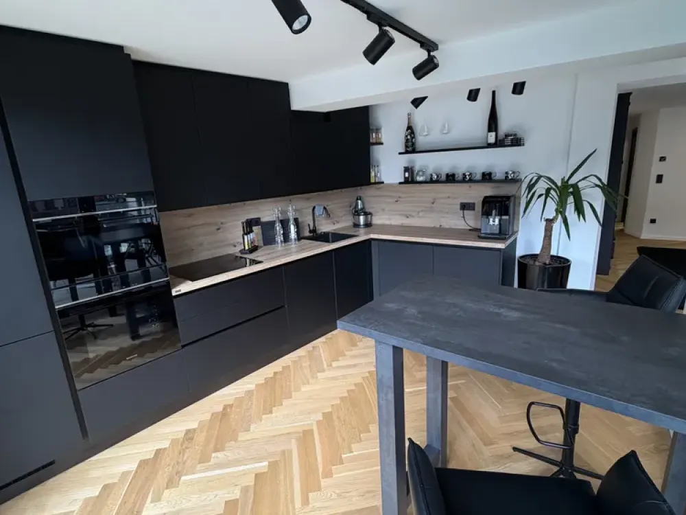 🏡 Nachmieter gesucht: Exklusive 2-Zimmer-Wohnung mit Balkon, EBK & Klimaanlage in Düsseldorf-Stadtm