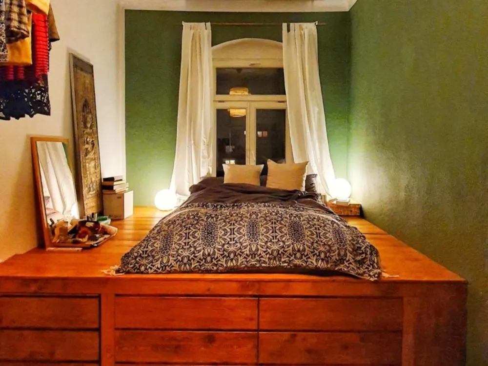 Helle, möblierte Zweiraumwohnung mit Balkon in Striesener Altbau