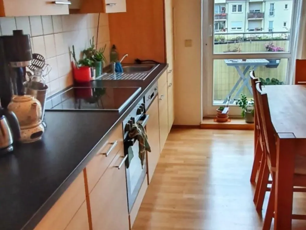Helle, möblierte Zweiraumwohnung mit Balkon in Striesener Altbau