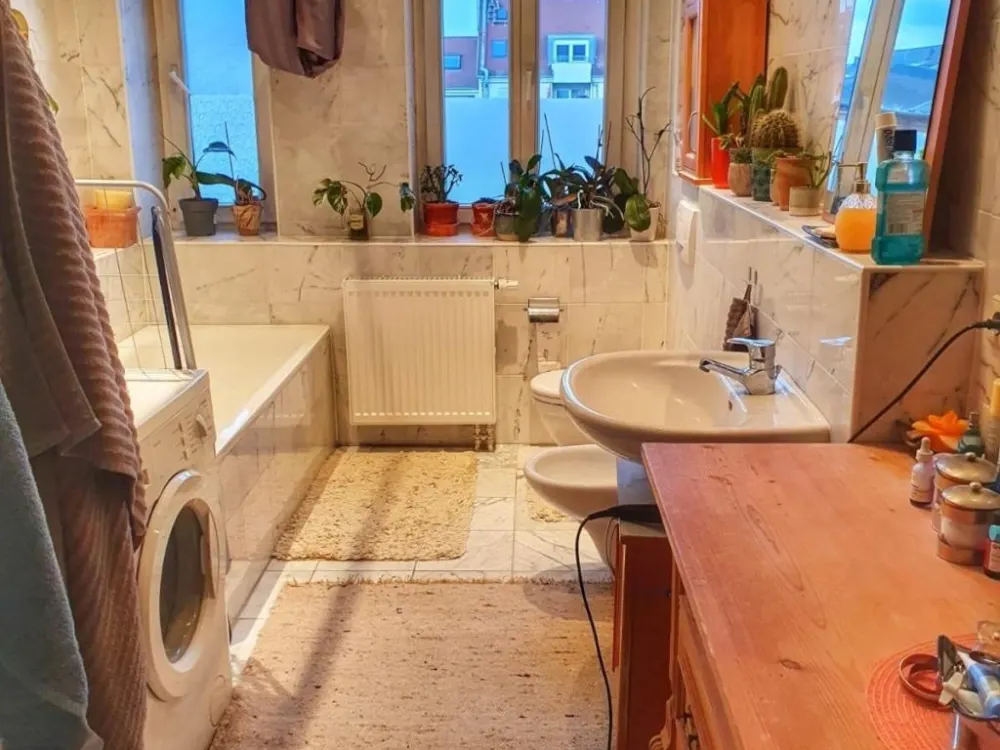 Helle, möblierte Zweiraumwohnung mit Balkon in Striesener Altbau