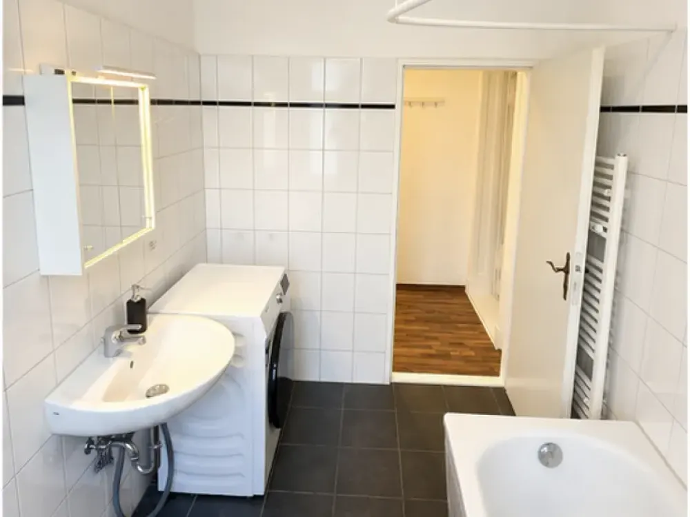 Altbau-Studio: Möbliert & voller Charme // Furnished Studio in Berlin’s Popular Sprengelkiez