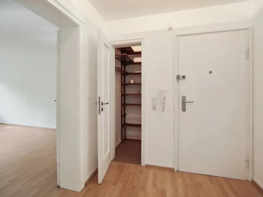 ++ NEW: Quiet + Stylish 3-Room Apartment with Built-in Kitchen + Loggia Near Museumsufer! ++