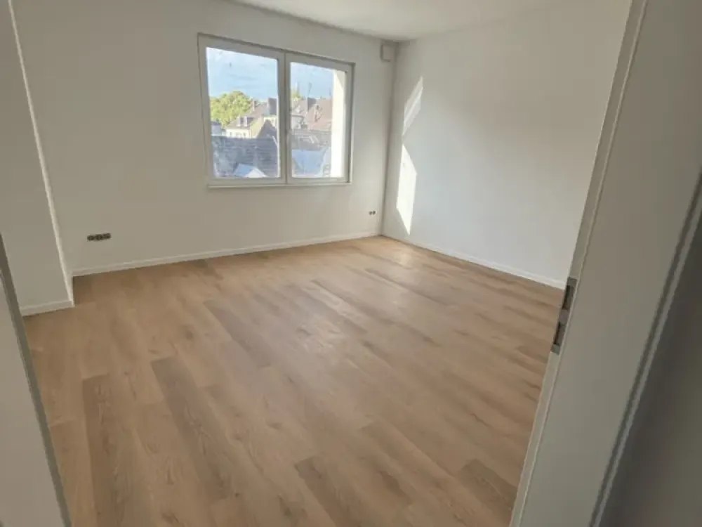 Sanierte 3-Zimmer Wohnung+ Küche, Diele, Bad WG geeignet
