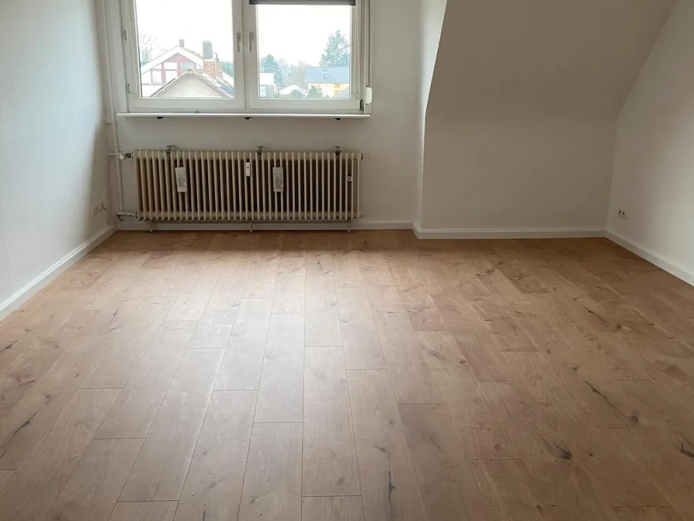 Kleine Wohnung im Dachgeschoss mit EBK