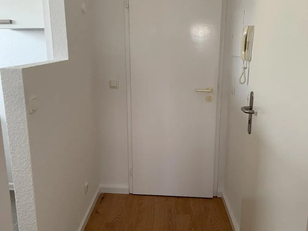 Kleine Wohnung im Dachgeschoss mit EBK