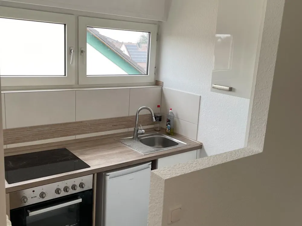 Kleine Wohnung im Dachgeschoss mit EBK