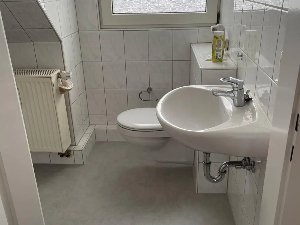 Kleine Wohnung im Dachgeschoss mit EBK