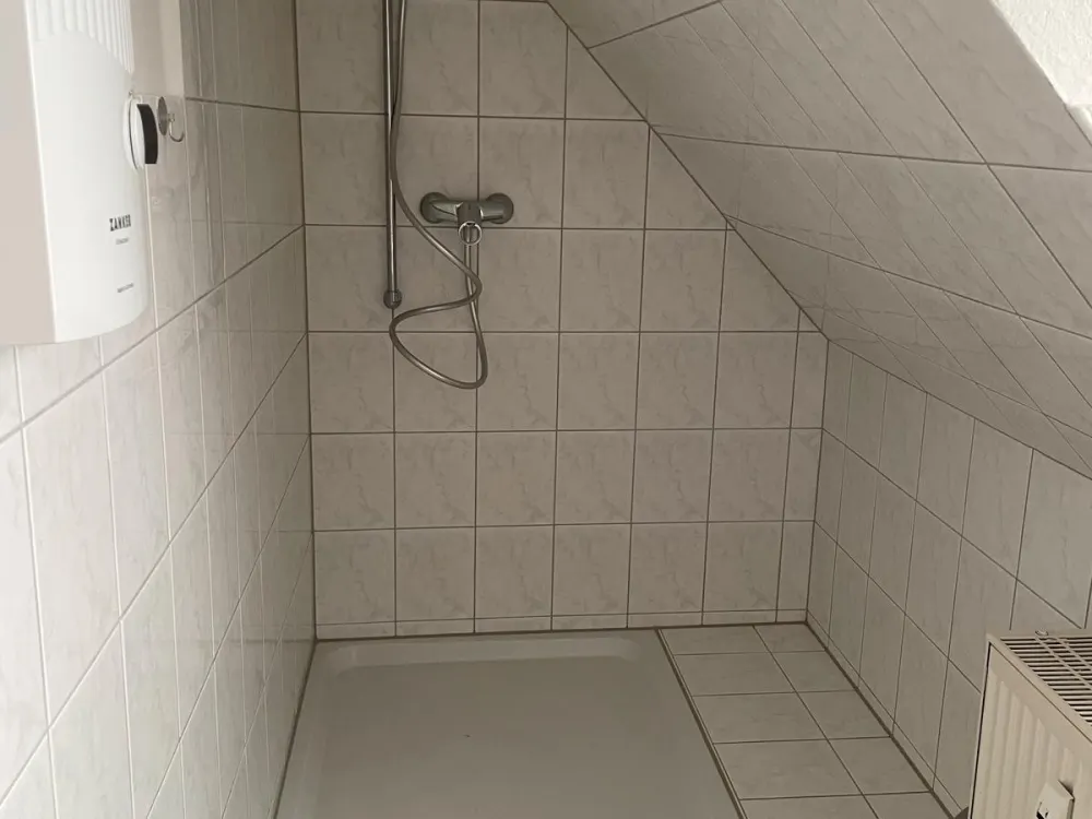 Kleine Wohnung im Dachgeschoss mit EBK
