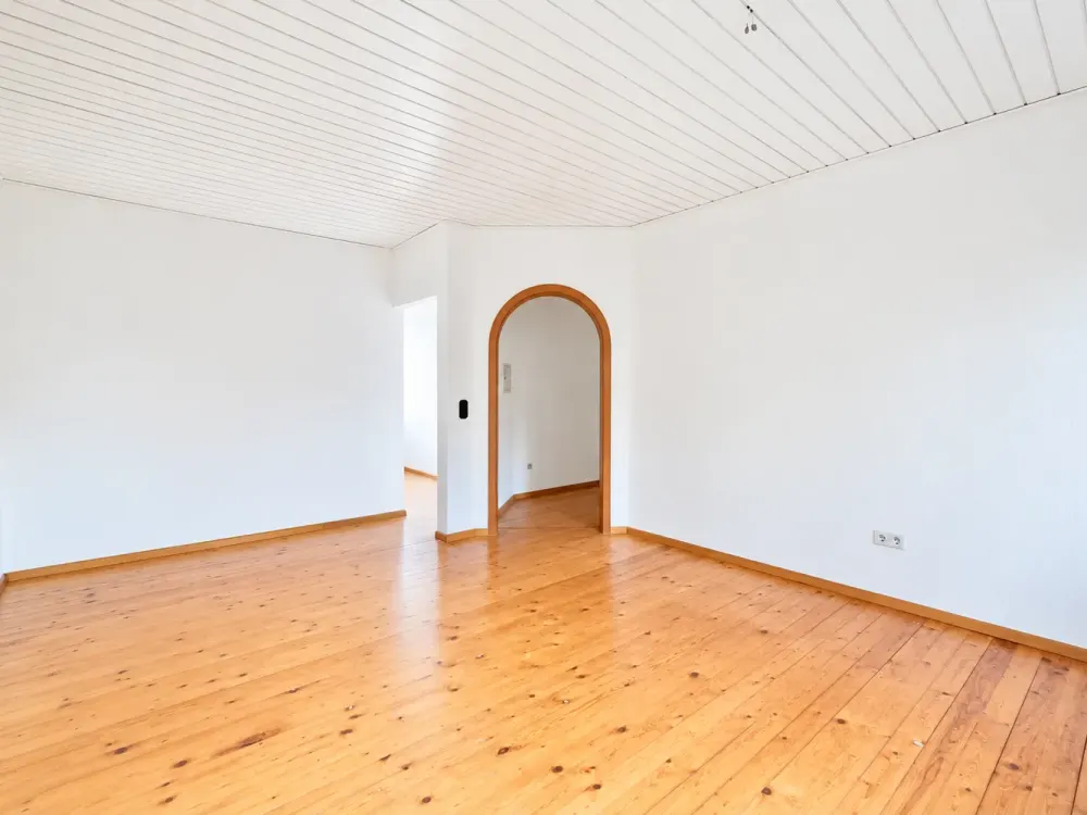 Erstbezug nach Renovierung: 2,5-Zimmer-Wohnung im I.OG mit Altbau-Charme