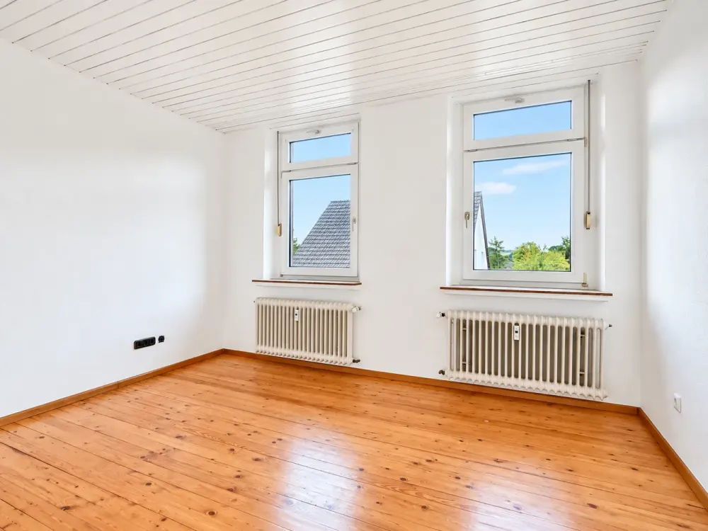 Erstbezug nach Renovierung: 2,5-Zimmer-Wohnung im I.OG mit Altbau-Charme