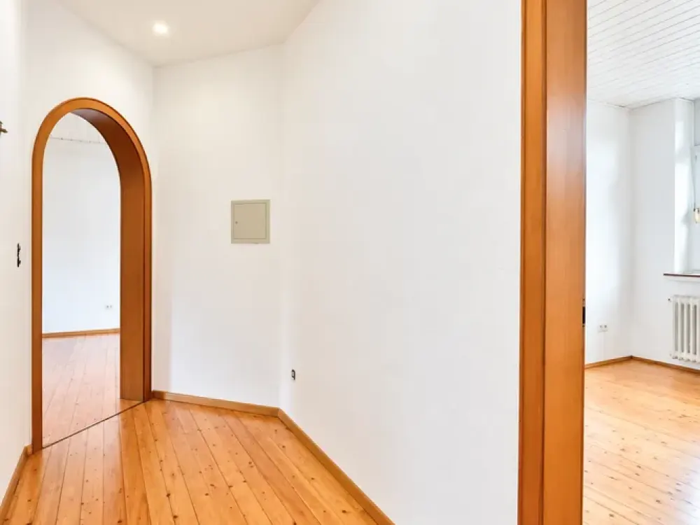 Erstbezug nach Renovierung: 2,5-Zimmer-Wohnung im I.OG mit Altbau-Charme