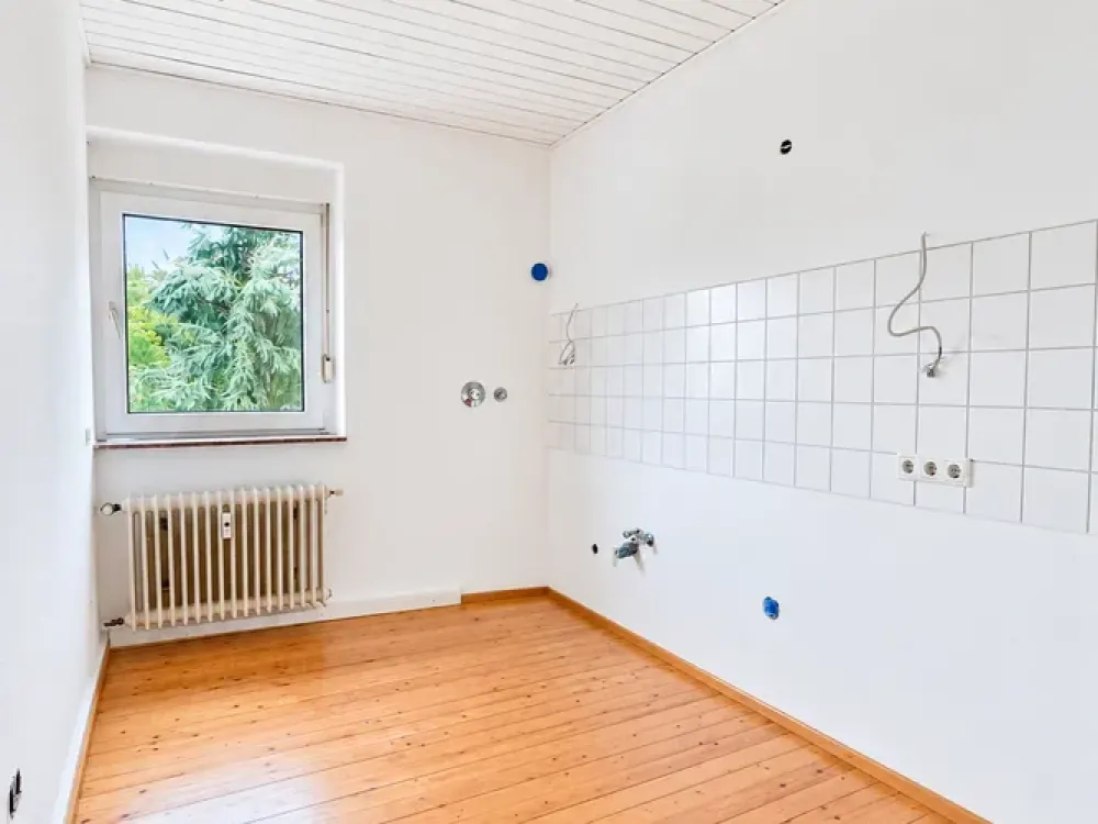 Erstbezug nach Renovierung: 2,5-Zimmer-Wohnung im I.OG mit Altbau-Charme