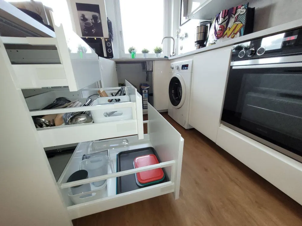 Central and Fully Furnished 1.5-Room Apartment with Balcony