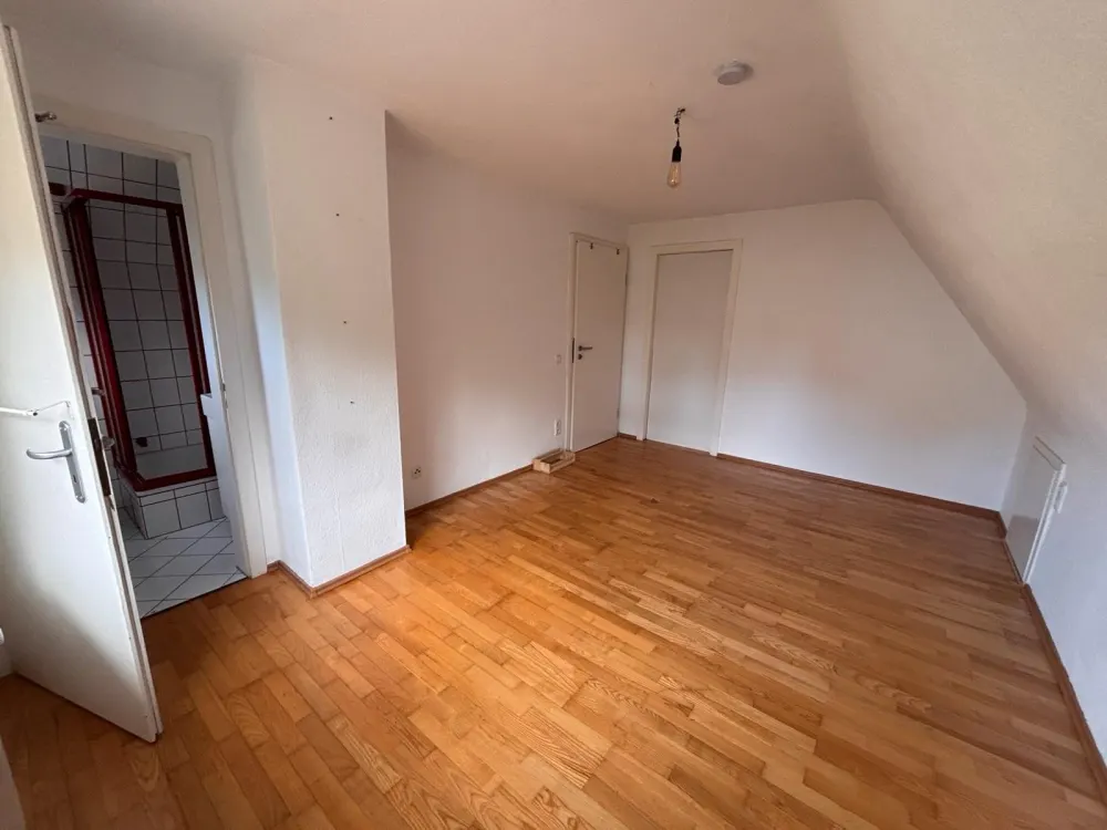 Shared flat room with private bathroom and large usable area