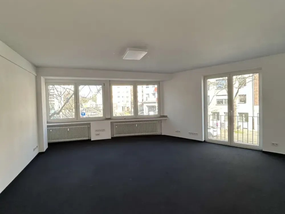 Renovierte 3-Zimmer-Wohnung mit großzügiger Raumaufteilung, sowie zwei separaten Eingängen