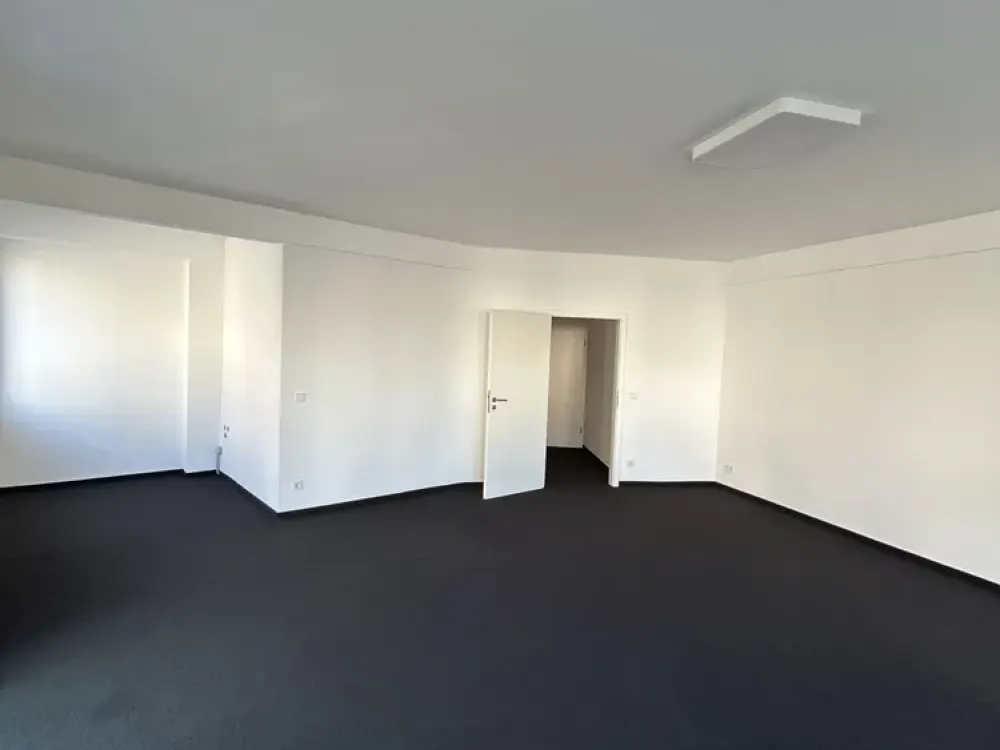 Renovierte 3-Zimmer-Wohnung mit großzügiger Raumaufteilung, sowie zwei separaten Eingängen