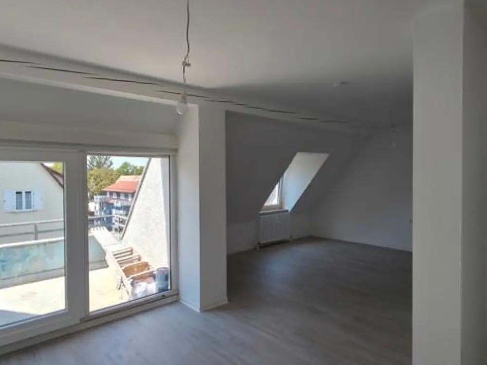 Großzügige 4-Zimmer-Dachgeschosswohnung mit Balkon, frisch renoviert und ganz für sich