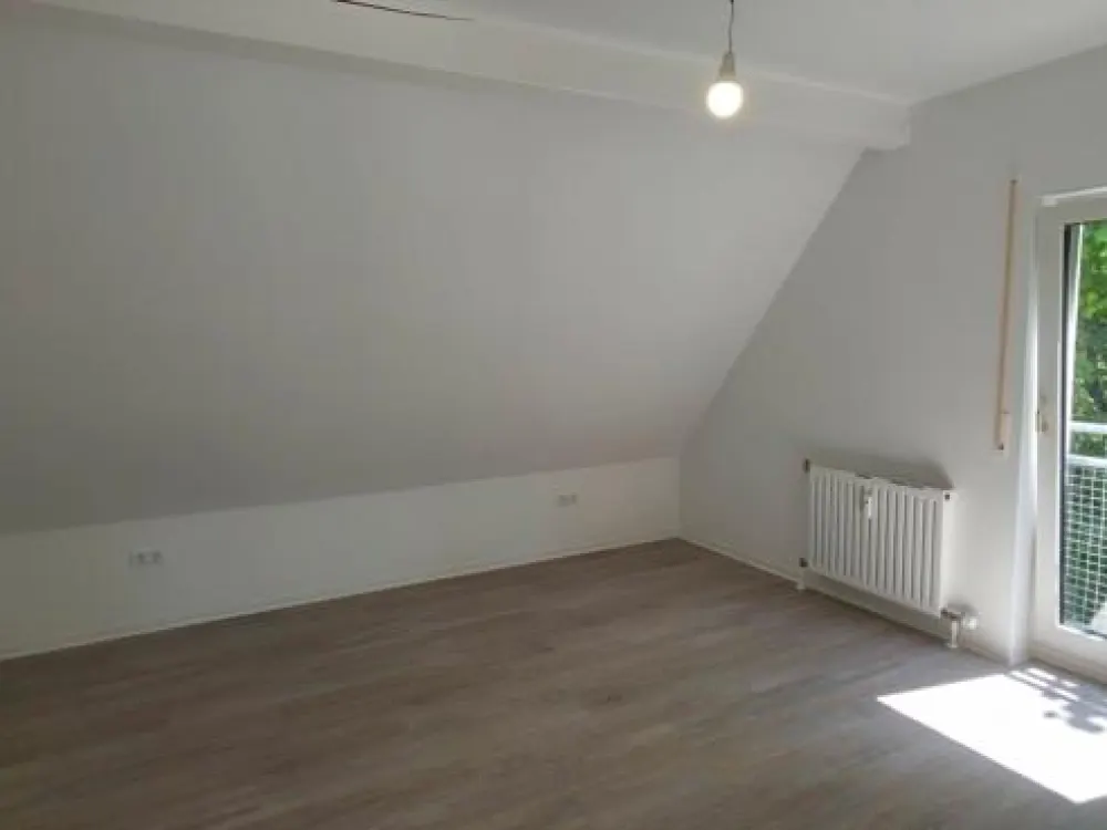 Großzügige 4-Zimmer-Dachgeschosswohnung mit Balkon, frisch renoviert und ganz für sich