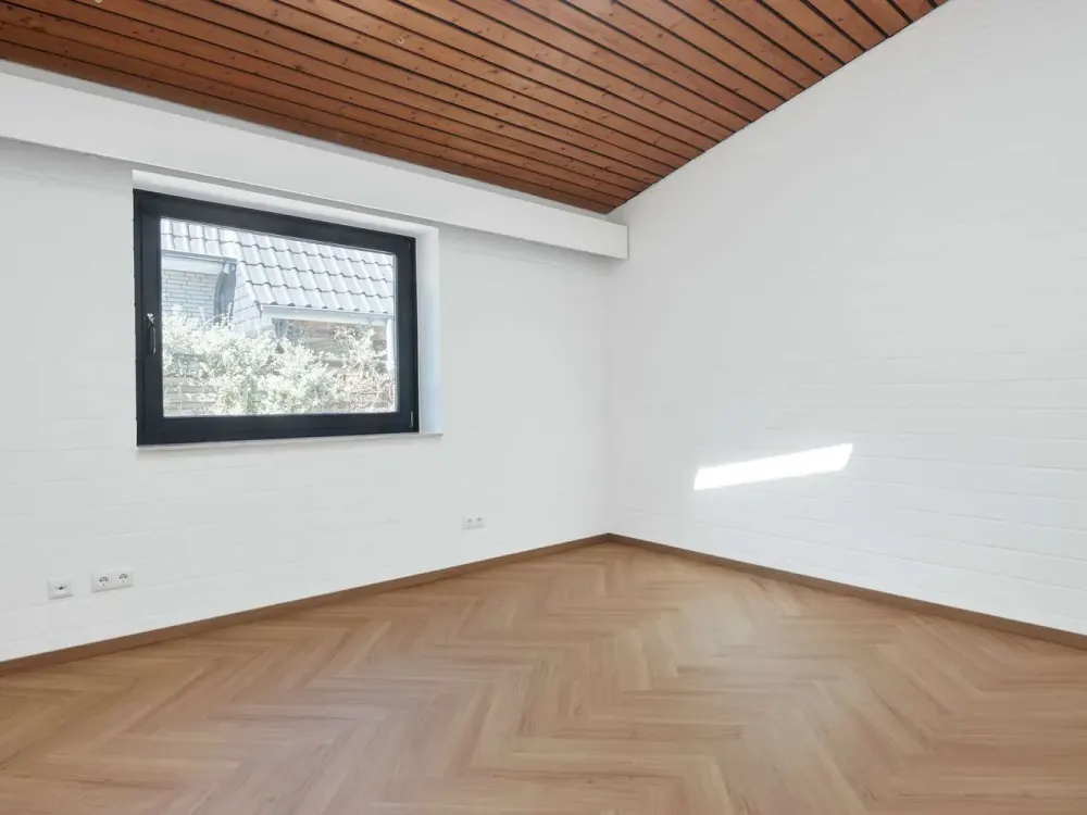 Stilvoll renovierte Erdgeschosswohnung mit Terrasse, Einbauküche und Stellplatz in Achim-Uesen