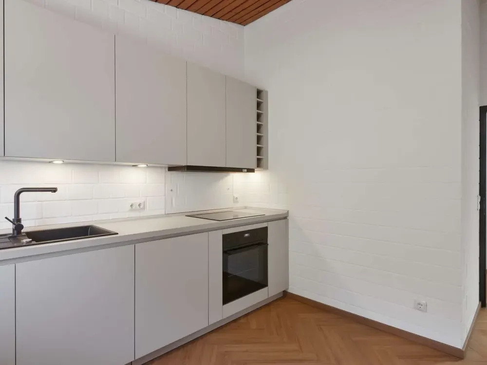 Stilvoll renovierte Erdgeschosswohnung mit Terrasse, Einbauküche und Stellplatz in Achim-Uesen
