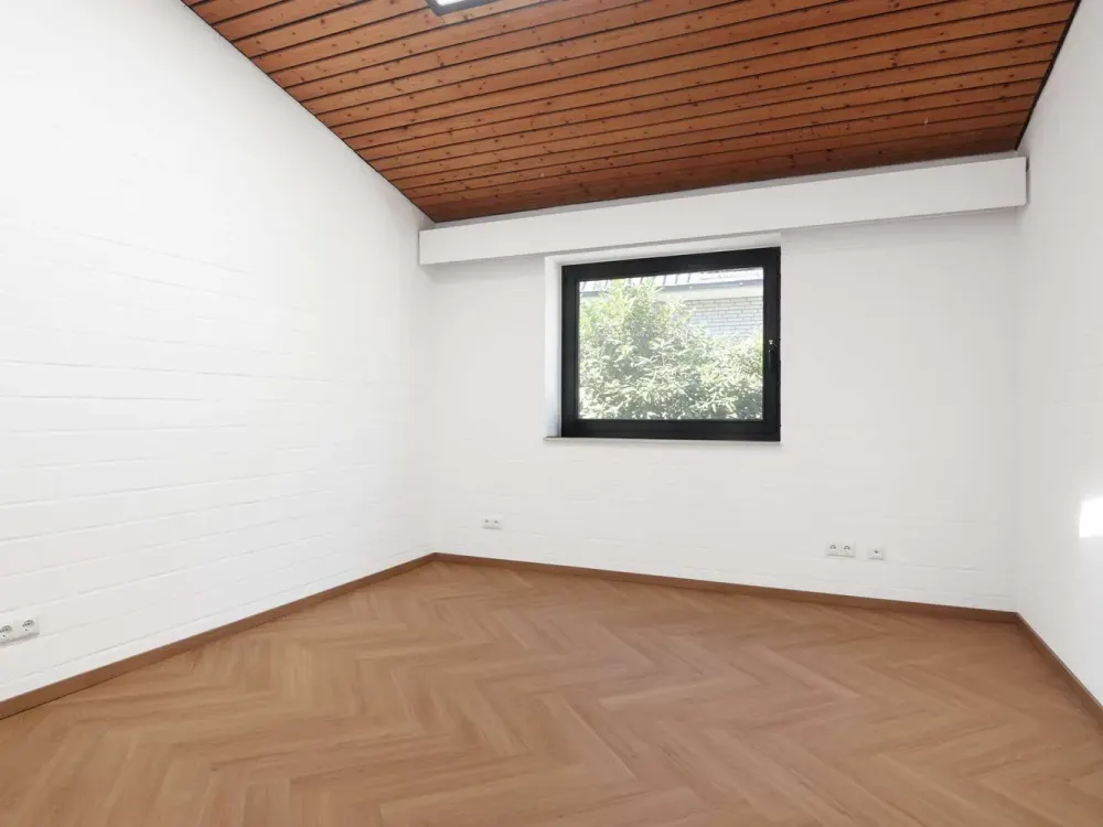 Stilvoll renovierte Erdgeschosswohnung mit Terrasse, Einbauküche und Stellplatz in Achim-Uesen