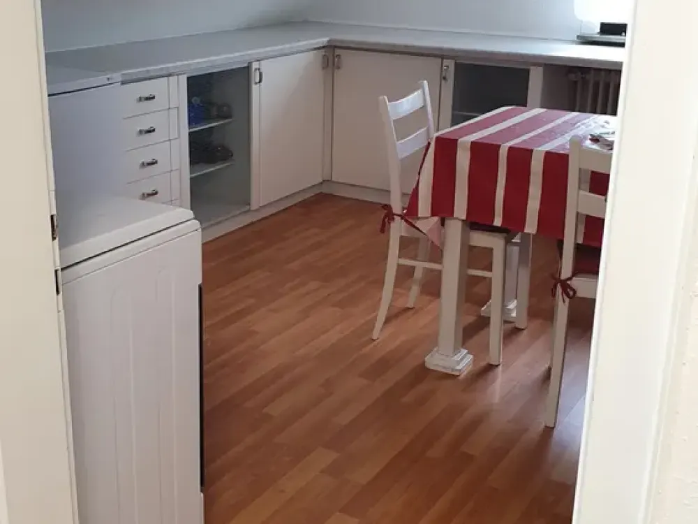 Schöne, ruhige voll möblierte Dachgeschosswohnung- 40 m², 2 Zimmer +Küche+Bad- sofort bezugsbereit