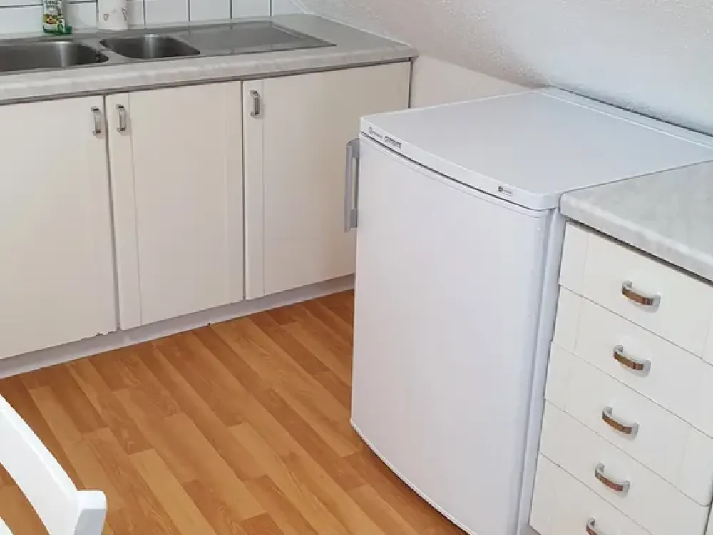Schöne, ruhige voll möblierte Dachgeschosswohnung- 40 m², 2 Zimmer +Küche+Bad- sofort bezugsbereit