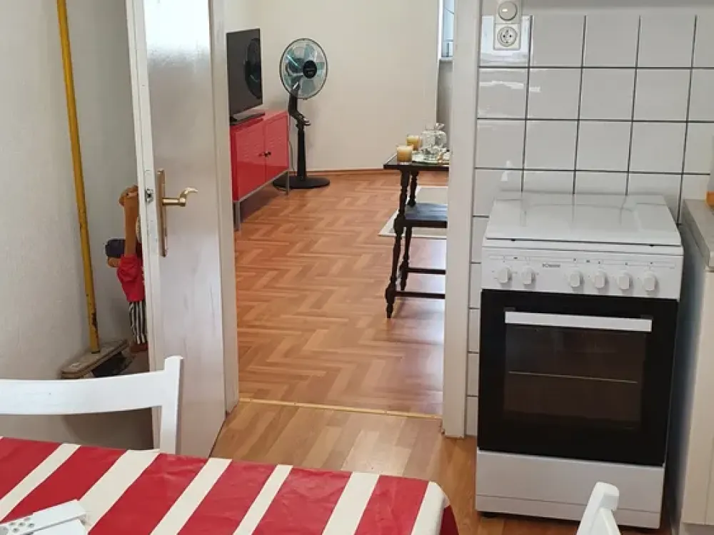 Schöne, ruhige voll möblierte Dachgeschosswohnung- 40 m², 2 Zimmer +Küche+Bad- sofort bezugsbereit