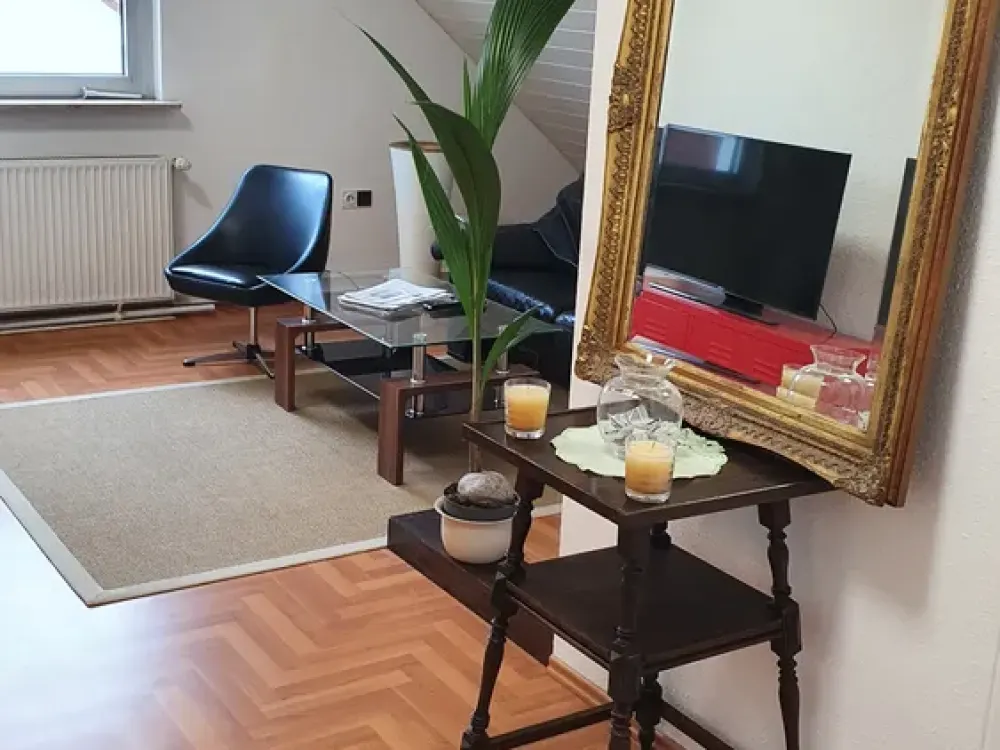 Schöne, ruhige voll möblierte Dachgeschosswohnung- 40 m², 2 Zimmer +Küche+Bad- sofort bezugsbereit