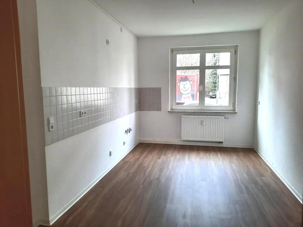 Praktische 2-R-EG-Whg Wohnküche + Wanne + Balkon!