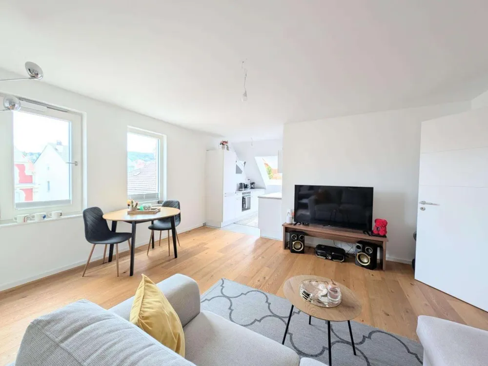 Lichtdurchflutete Dachgeschosswohnung mit Einbauküche & Weitblick über Stuttgart-Süd