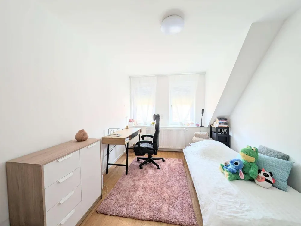 Lichtdurchflutete Dachgeschosswohnung mit Einbauküche & Weitblick über Stuttgart-Süd
