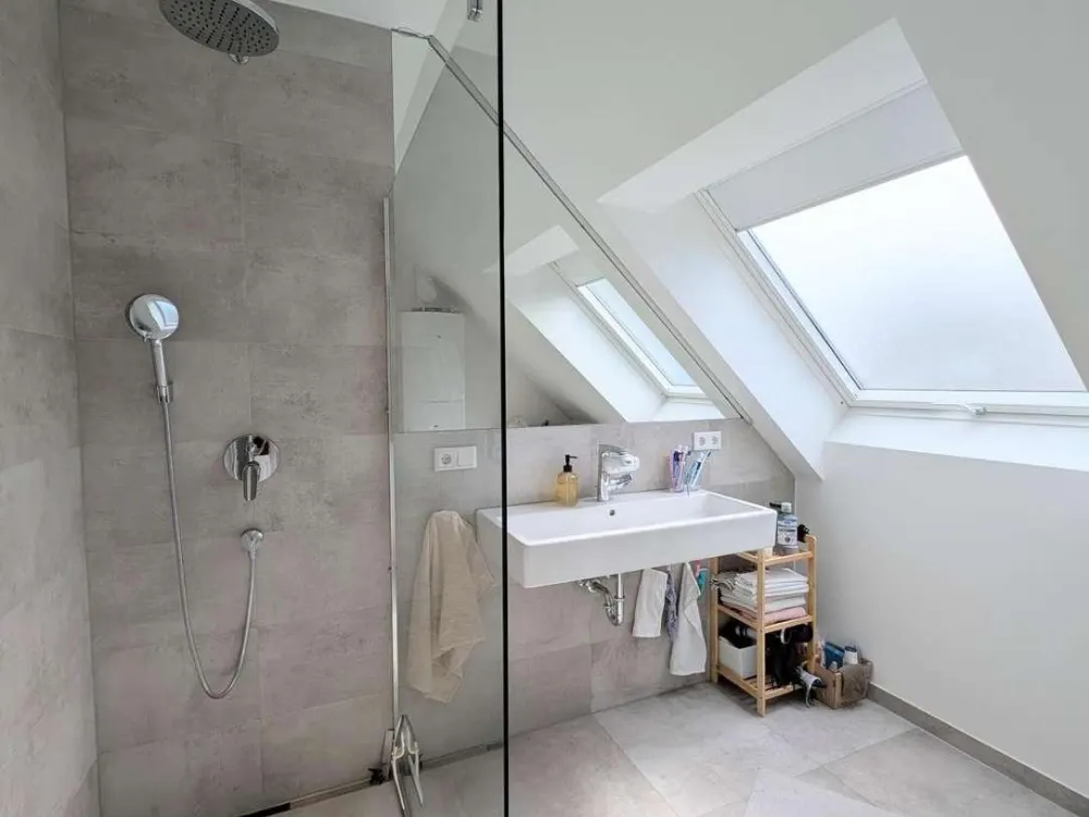 Lichtdurchflutete Dachgeschosswohnung mit Einbauküche & Weitblick über Stuttgart-Süd