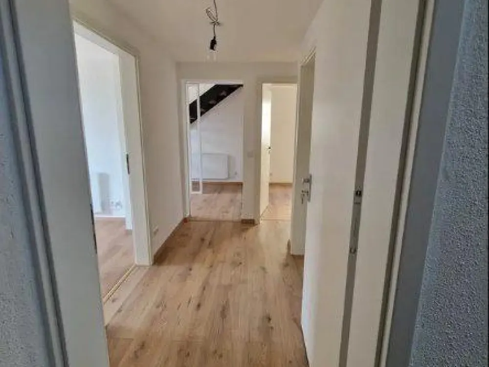 Moderne, helle Maisonette Wohnung ideal für Singles oder Paare