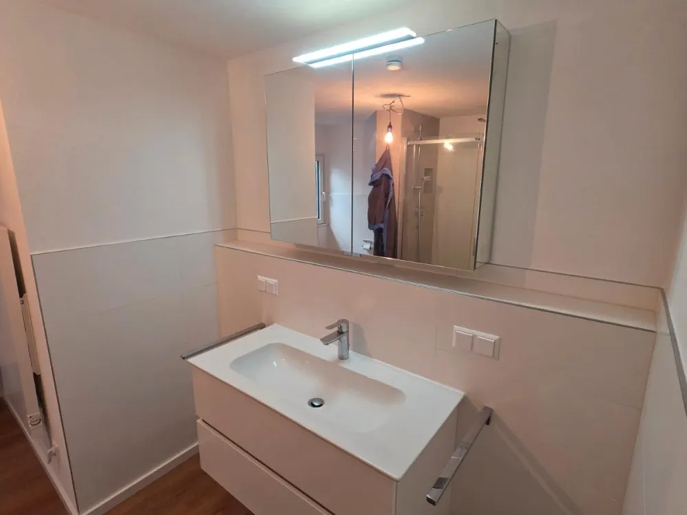 Moderne, helle Maisonette Wohnung ideal für Singles oder Paare