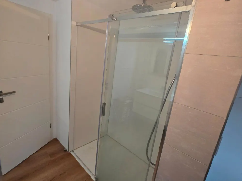 Moderne, helle Maisonette Wohnung ideal für Singles oder Paare