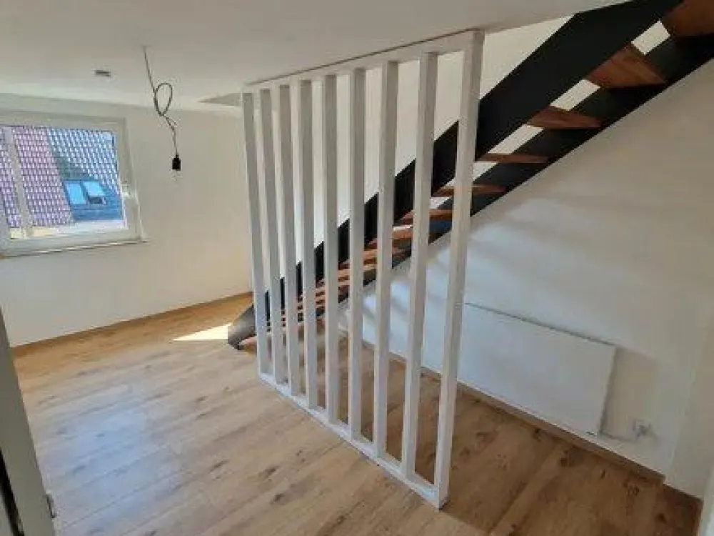 Moderne, helle Maisonette Wohnung ideal für Singles oder Paare