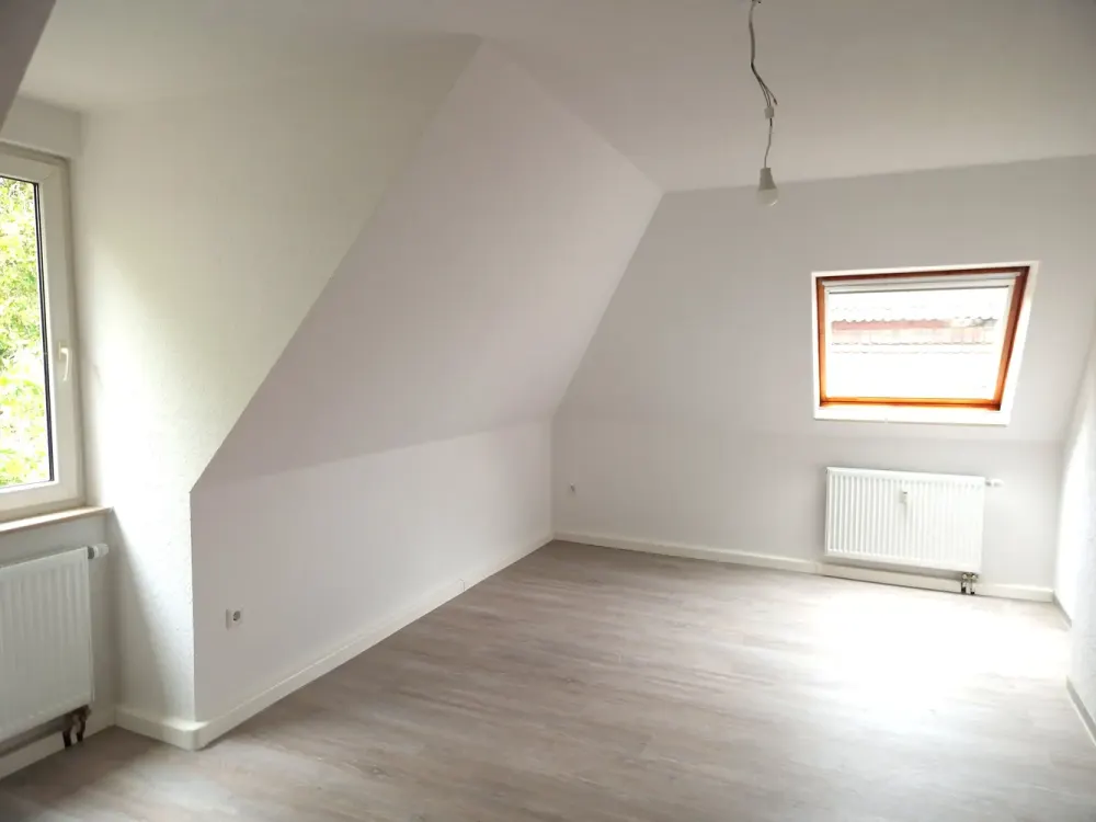 Hoch hinaus mit viel Platzspaß: renovierte 2-Zi.-DG-Wohnung